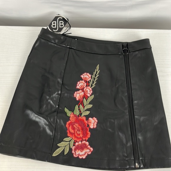 BoomBoom Jeans Black Red Rose Leather Skirt Size Medium - Picture 4 of 10